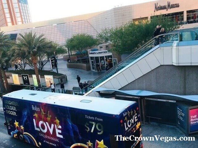 Walking Fashion Show Las Vegas  Shopping Mall on The Las Vegas