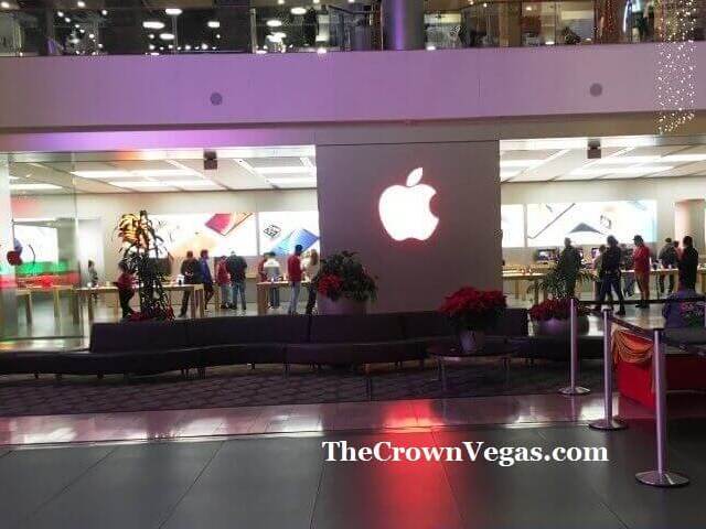 People entering the Apple Store, The Fashion Show Mall, Las Vegas